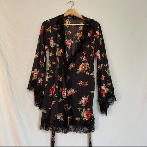 Breezy Lace and Roses Robe - Picture 3 of 7